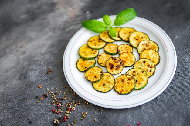 zucchinischeibe gebratenes gemüse frische mahlzeit essen snack auf dem tisch kopierraum essen