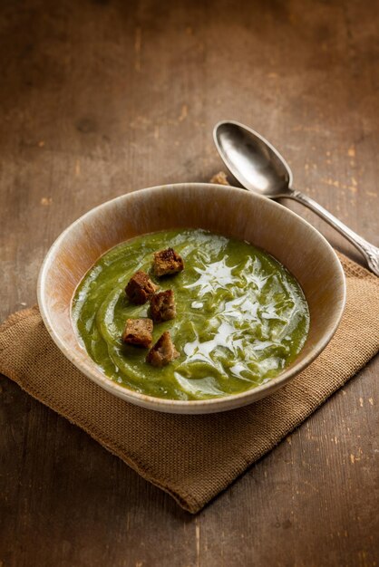 Zucchinisuppe mit knusprigem Brot und Sahnesauce