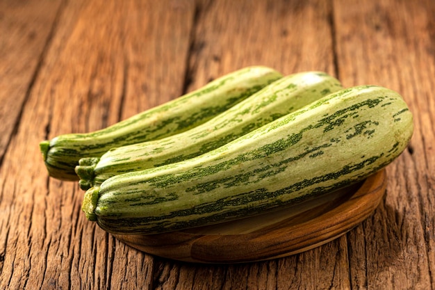 Zuchini italiano verde sobre la mesa