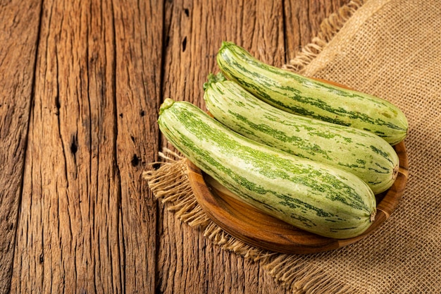 Zuchini italiano verde sobre la mesa