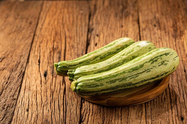 Zuchini verde italiano na mesa