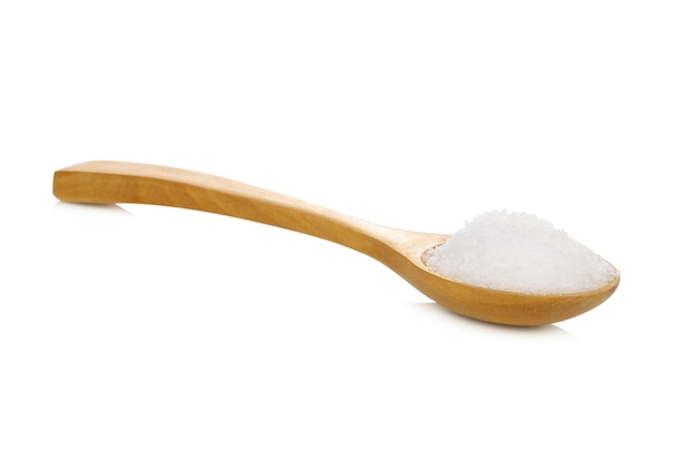 Zucker in Holzlöffel auf weißem Hintergrund