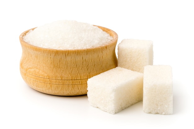 Zucker in Holzteller und Würfel auf weißer Oberfläche verfeinert, Nahaufnahme