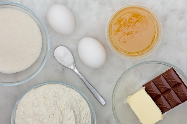 Zucker Mehl Eier Natron Butter Schokolade und Honig