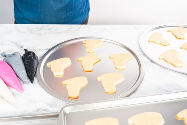 Foto zuckerkekse in eiskunstlaufform mit royal icing verzieren.