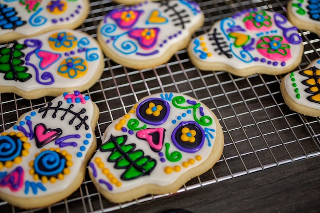 Zuckerkekse in Form eines Zuckerschädels, verziert mit buntem königlichem Zuckerguss für DÃƒa de Muertos-Tag der Toten.