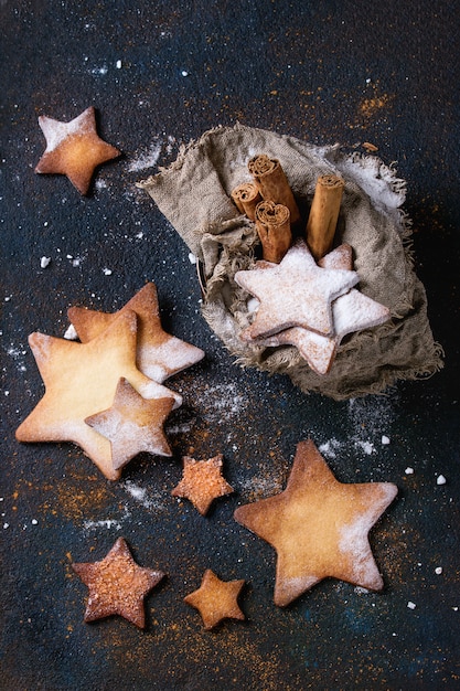 Zuckerkekse in Form von Shortbread-Sternen