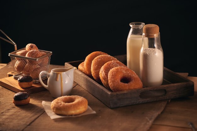 Zuckerkrapfen mit einem Glas Milch