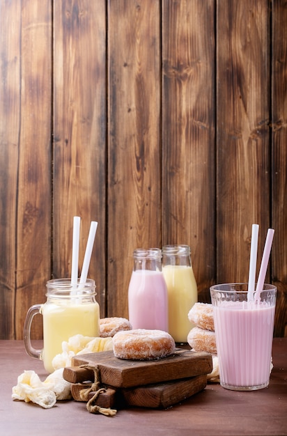 Zuckerkrapfen serviert mit Milchshakes