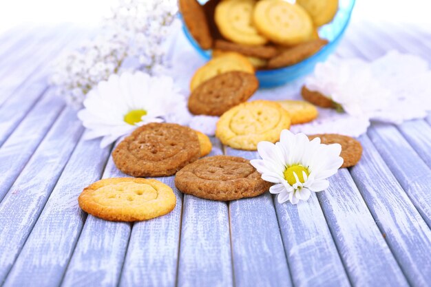 Foto zuckerplätzchen in form von knöpfen auf dem tisch