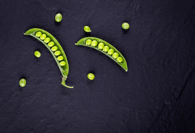 Zuckerschoten mit Minze auf einem rustikalen hölzernen Hintergrund