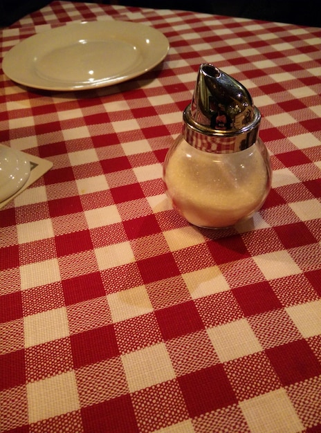 Foto zuckerschüttler auf dem tisch im restaurant