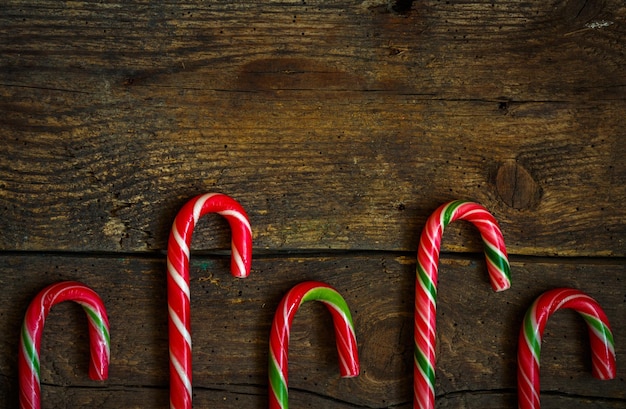 Foto zuckerstangen auf holzbrettern