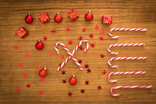 Zuckerstangen mit Weihnachtskugeln