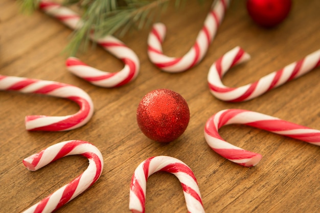 Zuckerstangen mit Weihnachtskugeln