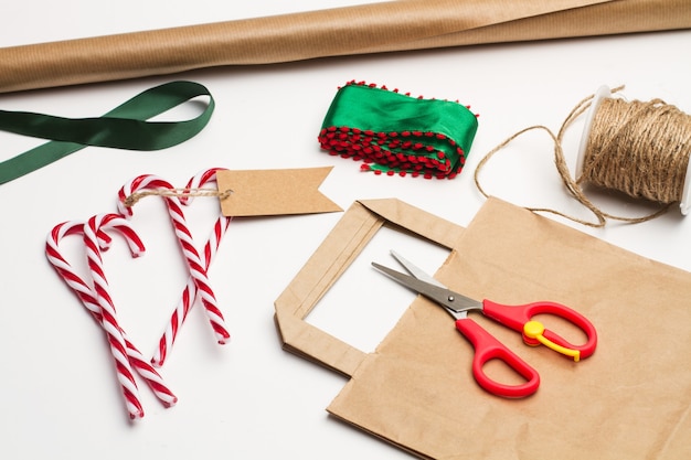 Zuckerstangen und Materialien, um ein Weihnachtsgeschenk zu machen