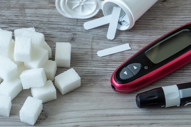 Foto zuckerwürfel auf dem tisch diabetes-tests