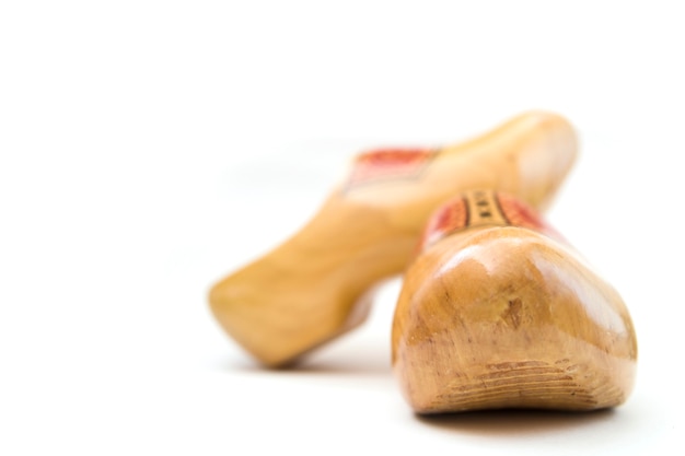 Zuecos de madera holandeses aislados en el fondo blanco