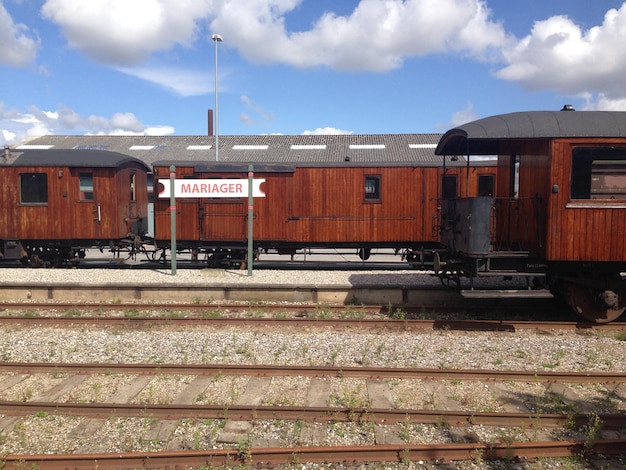 Züge auf Eisenbahnschienen gegen den Himmel