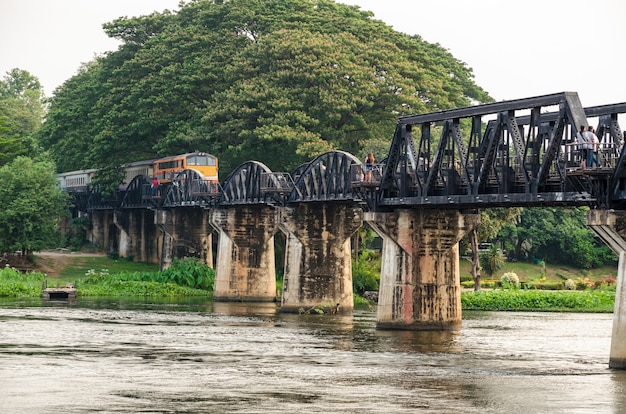 Züge für Reisen auf der alten Brücke über den Fluss Kwai Yai ist eine historische Sehenswürdigkeit während des 2. Weltkriegs, die berühmte Provinz Kanchanaburi in Thailand