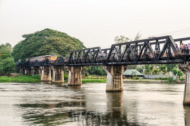 Züge für Reisen auf der alten Brücke über den Fluss Kwai Yai ist eine historische Sehenswürdigkeit während des 2. Weltkriegs, die berühmte Provinz Kanchanaburi in Thailand