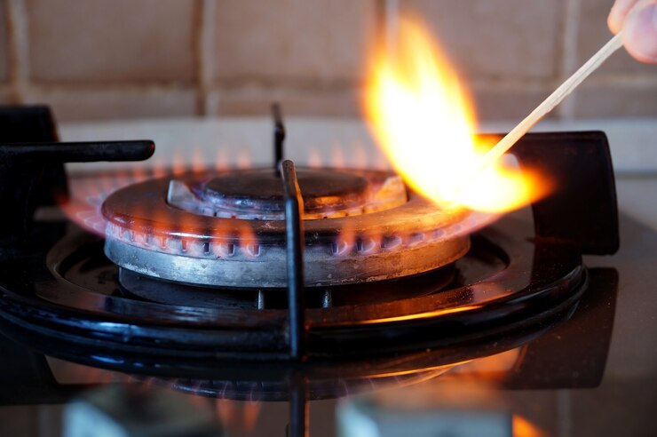 Zündung durch ein Streichholz eines Gasrings auf dem Herd