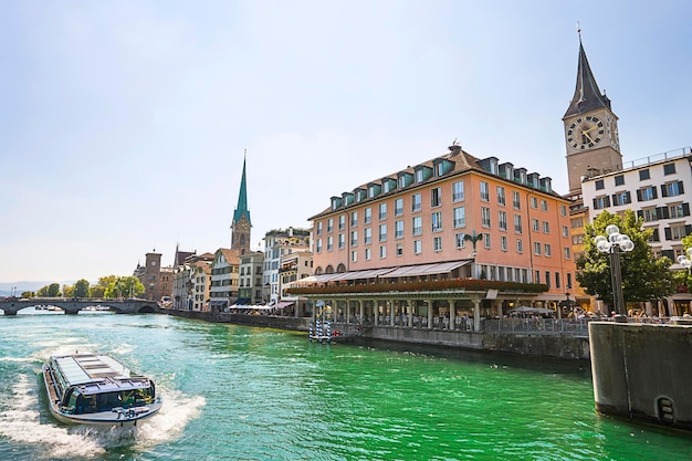 Zürcher Stadtzentrum und Limmatkai im Sommer mit Turmspitzen der Kathedrale und des Rathauses