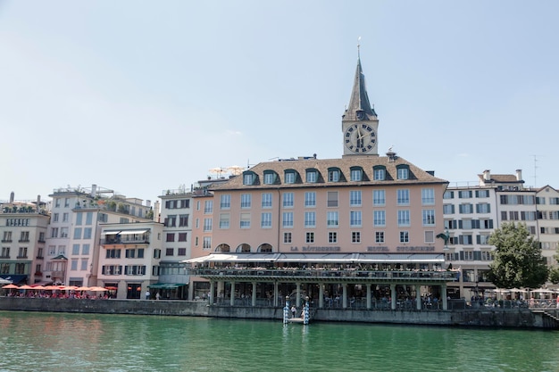 Zürich Schweiz 1. August 2019 Blick auf den Stadthausquai über die Limmat