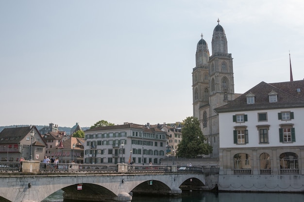 Zürich, Schweiz - 19. Juni 2017: Panoramablick auf das historische Stadtzentrum von Zürich mit der berühmten Grossmünster-Kirche und dem Fluss Limmat. Sommerlandschaft, Sonnenscheinwetter, blauer Himmel und sonniger Tag