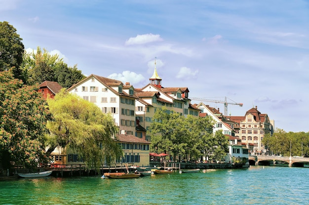 Foto zürich, schweiz - 2. september 2016: altbauten und limmatkai in zürich, schweiz. menschen im hintergrund