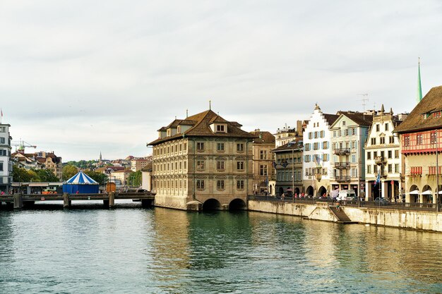 Zürich, Schweiz - 2. September 2016: Rathaus am Ufer der Limmat in Zürich, Schweiz