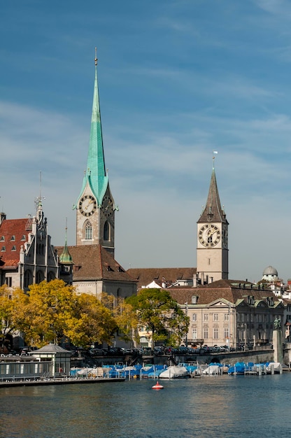 Zürich Schweiz Fraumünster Turm und St. Peters Kirche, deren Uhr die größte in Europa ist