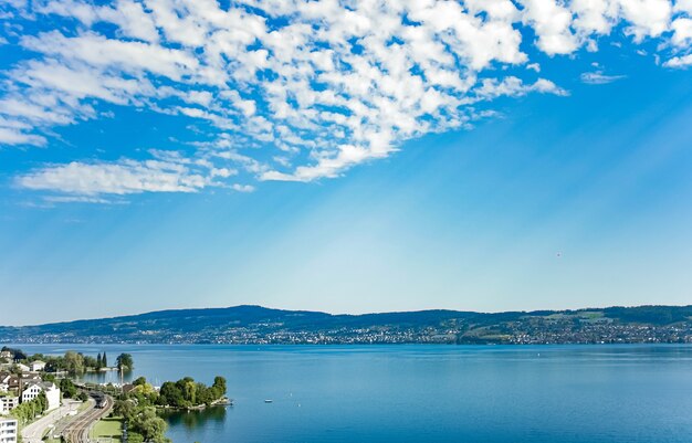 zürichsee im wollerau kanton schwyz in der schweiz zürichsee schweizer berglandschaft blaues wasser und himmel im sommer idyllische natur und perfektes reiseziel ideal als landschaftlicher kunstdruck