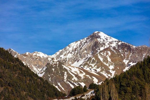 Foto zuerst schneit es auf dem berg