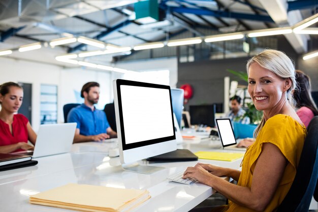 Zufällige Geschäftsleute, die an Computer arbeiten