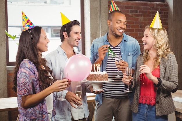 Zufällige Geschäftsleute, die Geburtstag im Büro feiern