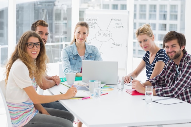 Zufällige Geschäftsleute um Konferenztisch im Büro