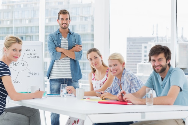 Zufällige Geschäftsleute um Konferenztisch im Büro