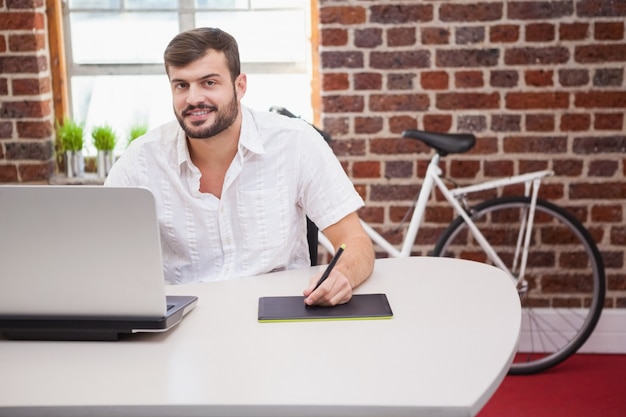 Zufälliger Designer, der Grafiktablette und Laptop verwendet