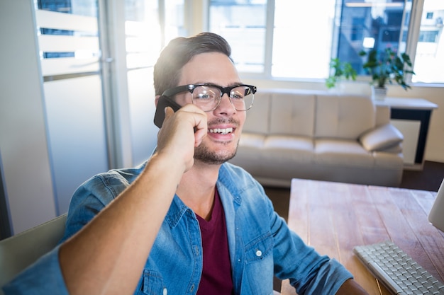 Zufälliger Geschäftsmann, der am Telefon spricht