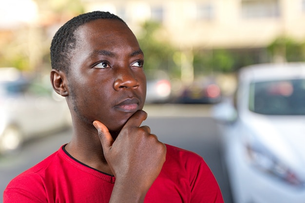 Zufälliger junger afrikanischer Mann