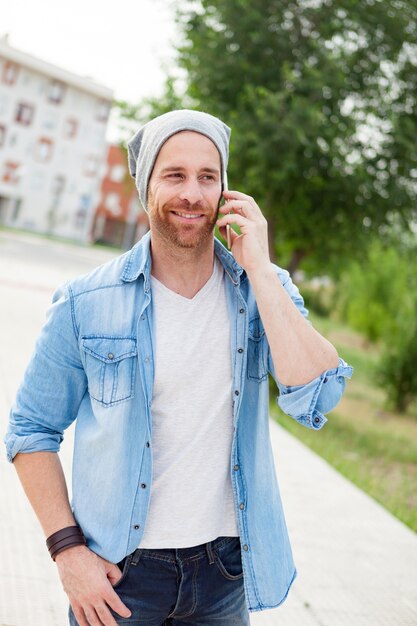 Zufälliger Modetypen, der mit seinem Mobile nennt