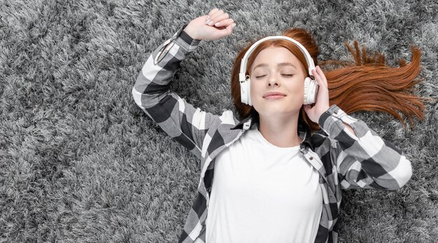 Zufriedene Frau, die Draufsicht der Musik genießt