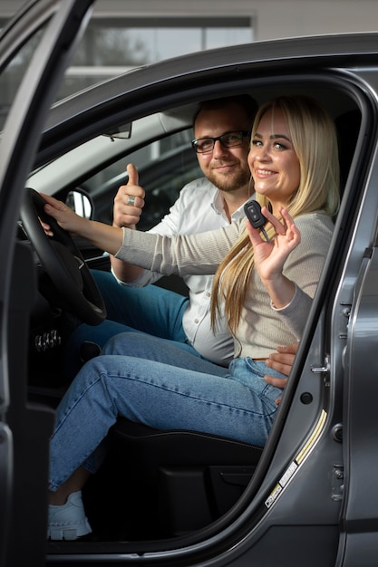 Foto zufriedene kunden im autohaus