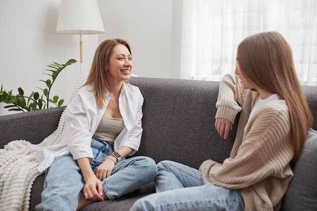 Zufriedene Mutter und Tochter, die Zeit zu Hause schicken