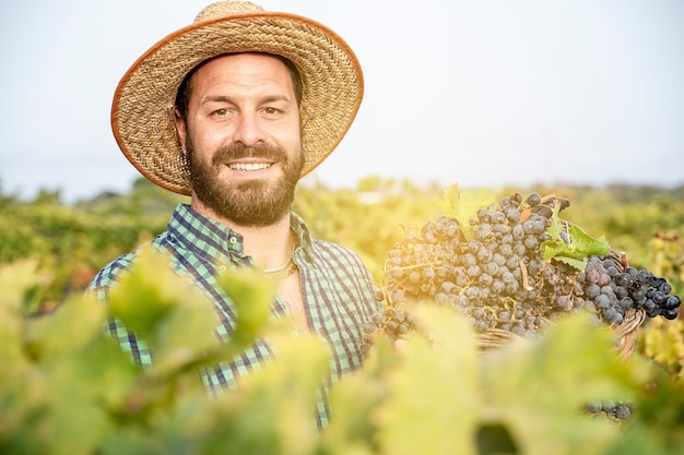 Zufriedener Bauer im Weinberg