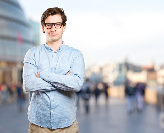 Zufriedener Kerl mit gekreuzten Armen