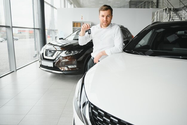 Zufriedener Kunde hat gerade ein Auto im Autohaus gekauft