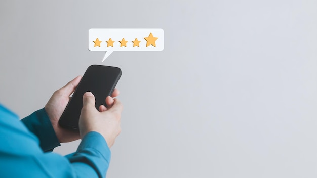 Zufriedenheitsumfrage Konzept Bewertungen Kundenqualitätsbewertung Kundenbewertung auf Smartphone-Dienst oder Produktbewertung 5-Sterne-Bewertung