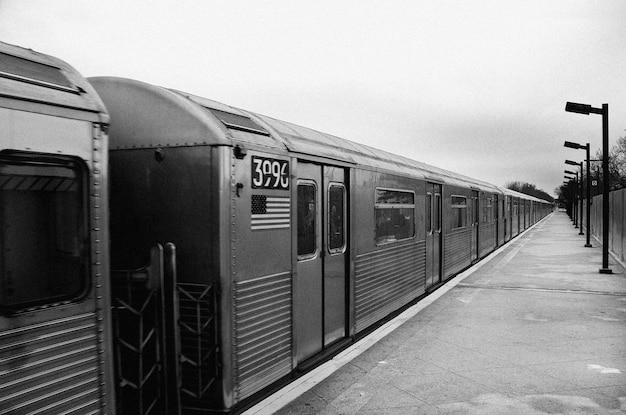 Foto zug am bahnhof gegen klaren himmel